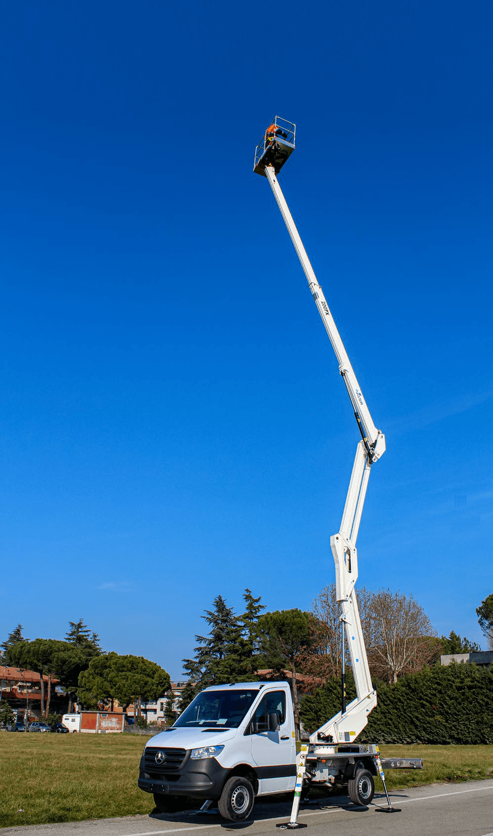 GSR B200PX Compact IV truck-mounted platform fully elevated